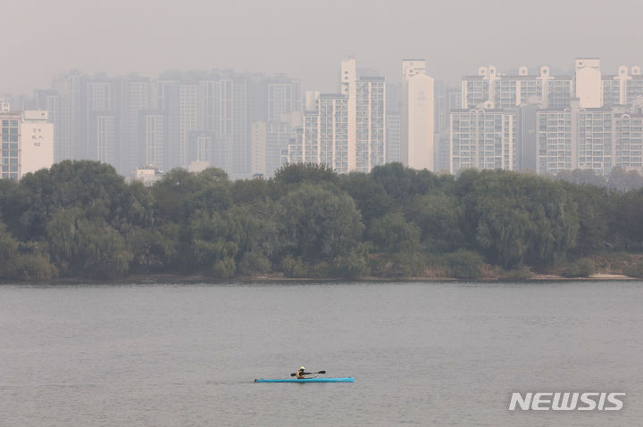 [서울=뉴시스] 권창회 기자 = 환경부는 초미세먼지 재난 대응을 위해 오는 14일 관계부처 합동 훈련을 실시한다고 13일 밝혔다. 사진은 지난달 26일 오전 서울 여의도 한강공원이 미세먼지로 뿌옇게 변한 모습.  2023.10.26. kch0523@newsis.com