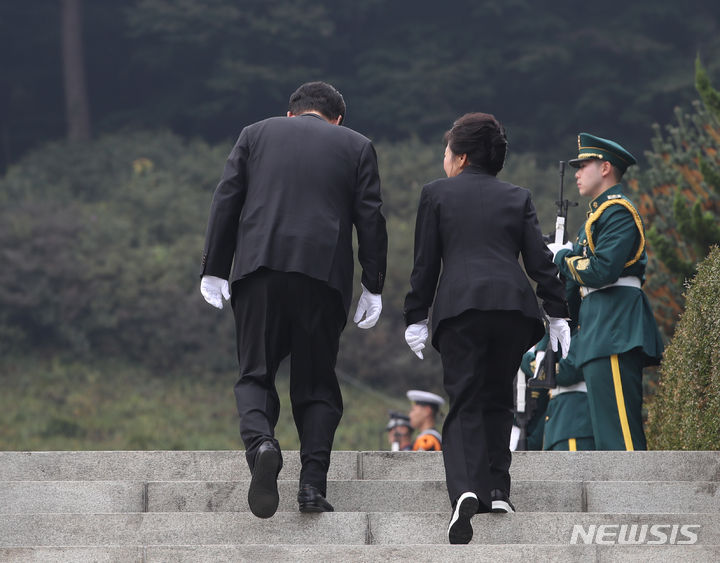 [서울=뉴시스] 조수정 기자 = 윤석열 대통령이 26일 국립서울현충원에서 엄수한 박정희 전 대통령 44주기 추도식에서 묘역에 헌화하기 위해 박근혜 전 대통령과 함께 이동하고 있다. 2023.10.26. chocrystal@newsis.com