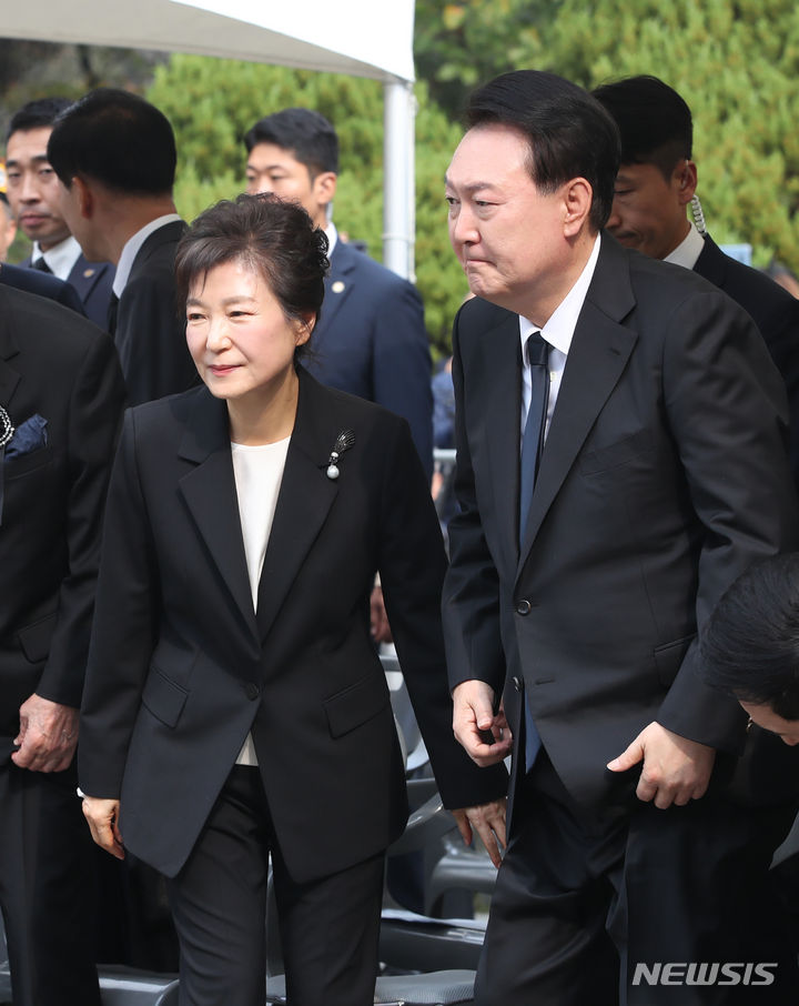 [서울=뉴시스] 조수정 기자 = 윤석열 대통령이 26일 국립서울현충원에서 엄수한 박정희 전 대통령 44주기 추도식에서 묘역에 헌화하기 위해 박근혜 전 대통령과 함께 이동하고 있다. 2023.10.26. chocrystal@newsis.com