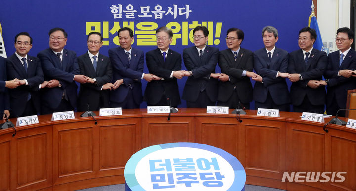 [서울=뉴시스] 추상철 기자 = 이재명 더불어민주당 대표가 26일 오전 서울 여의도 국회에서 전·현직 원내대표와 간담회에서 기념촬영을 하고 있다. 2023.10.26. scchoo@newsis.com