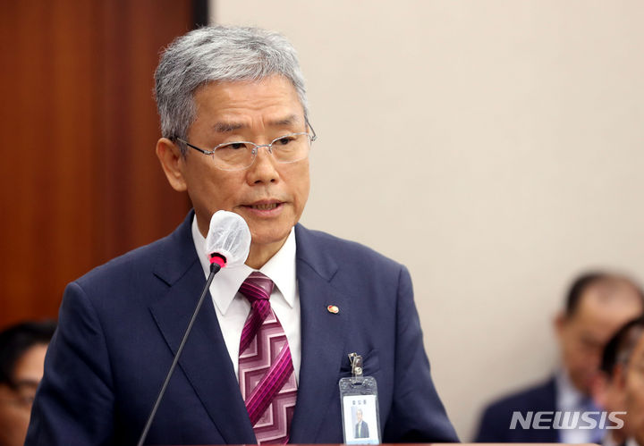 [서울=뉴시스] 조성봉 기자 = 김동철 한국전력공사 사장이 26일 오전 서울 여의도 국회에서 열린 산업통상자원중소벤처기업위원회 국정감사에서 의원들의 질의에 답변하고 있다. 2023.10.26. suncho21@newsis.com
