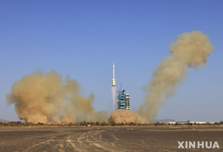[주취안=신화/뉴시스] 중국 유인우주선 선저우 17호가 26일 오전 11시13분께 주취안 위성발사센터에서 성공리에 쏘아 올려지고 있다. 2023.10.26