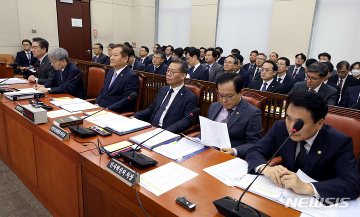 [서울=뉴시스] 조성봉 기자 = 이상민 행정안전부 장관이 26일 오전 서울 여의도 국회에서 열린 행정안전위원회 국정감사에서 의원들의 질의를 듣고 있다.  2023.10.26. suncho21@newsis.com