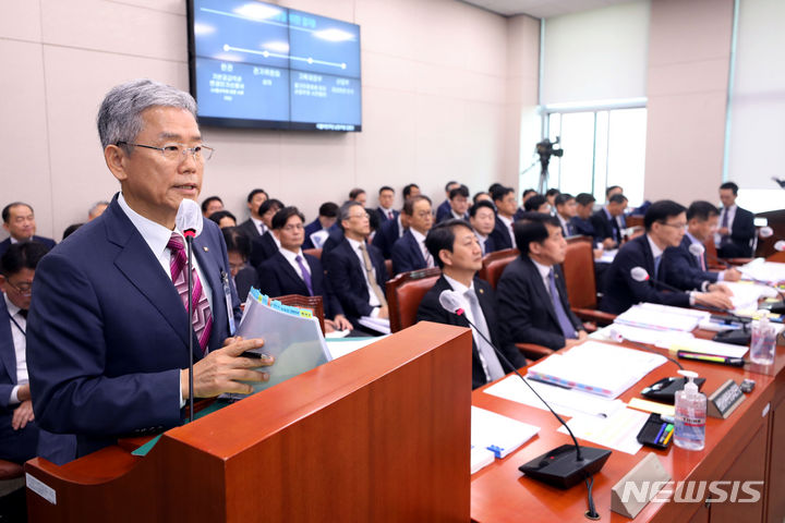 [서울=뉴시스] 조성봉 기자 = 김동철 한국전력공사 사장이 26일 오전 서울 여의도 국회에서 열린 산업통상자원중소벤처기업위원회 국정감사에서 의원들의 질의에 답변하고 있다. 2023.10.26. suncho21@newsis.com
