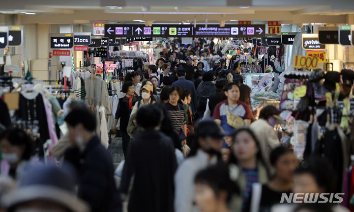 [서울=뉴시스] 김금보 기자 = 서울시설관리공단이 관리하는 대표적인 소상공인 상점가인 고속버스터미널 지하도상가(고투몰)의 임대료가 최대 46%까지 폭등하면서 서울시와 고투몰 상인들 간의 갈등이 나타나고 있다. 사진은 26일 오후 서울 서초구 고속버스터미널 지하도상가 고투몰. 2023.10.26. kgb@newsis.com