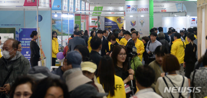 [전주=뉴시스] 김얼 기자 = 제21회 전주국제발효식품 엑스포 개막식이 열린 26일 전북 전주시 전주월드컵경기장을 찾은 시민들로 장내가 북적이고 있다. 2023.10.26. pmkeul@newsis.com