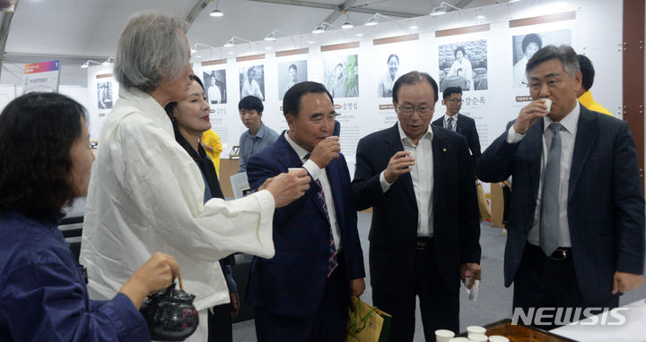 [전주=뉴시스] 김얼 기자 = 윤석일(가운데) 뉴시스전북취재본부 본부장과 김관영(오른쪽) 전북도지사를 비롯한 관계자들이 26일 전북 전주시 전주월드컵경기장에서 열린 제21회 전주국제발효식품 엑스포 개막식에 참석해 음료를 시음하고 있다. 2023.10.26. pmkeul@newsis.com