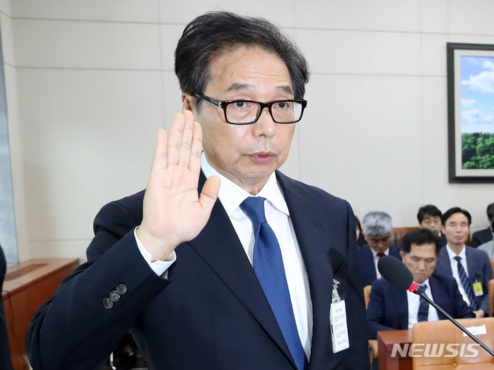 [서울=뉴시스] 이영환 기자 = 박영우 대유위니아그룹 회장이 26일 오후 서울 여의도 국회에서 열린 환경노동위원회 종합감사에서 대표로 증인선서를 하고 있다. 2023.10.26. 20hwan@newsis.com