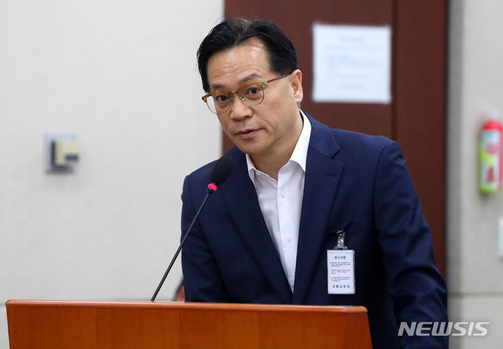 [서울=뉴시스] 추상철 기자 = 이상래 전 행복중심복합도시건설청장이 26일 오후 서울 여의도 국회에서 열린 행정안전위원회 국정감사에서 의원 질의에 답변하고 있다. 2023.10.26. scchoo@newsis.com