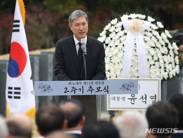 [파주=뉴시스] 김진아 기자 = 노 전 대통령의 장남 노재헌 동아시아문화재단 이사장이 26일 경기 파주시 동화경모공원에서 열린 고 노태우 전 대통령 2주기 추모식에서 유족인사를 하고 있다. 2023.10.26. bluesoda@newsis.com