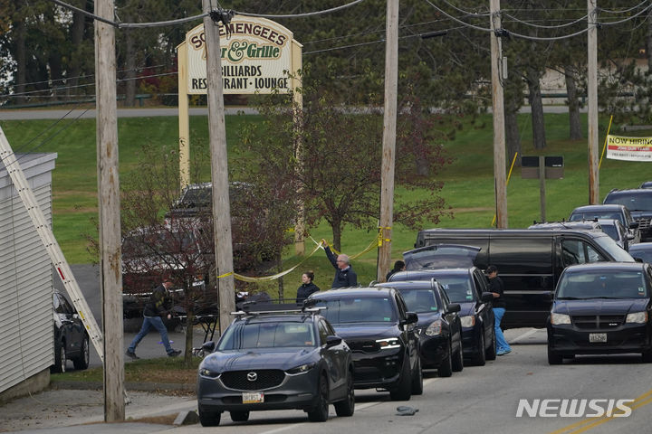 [루이스턴=AP/뉴시스] 26일(현지시간) 미국 메인주 루이스턴에 위치한 한 식당에서 총기 난사 사건으로 숨진 희생자의 시신이 옮겨지고 있다. 2023.10.27.