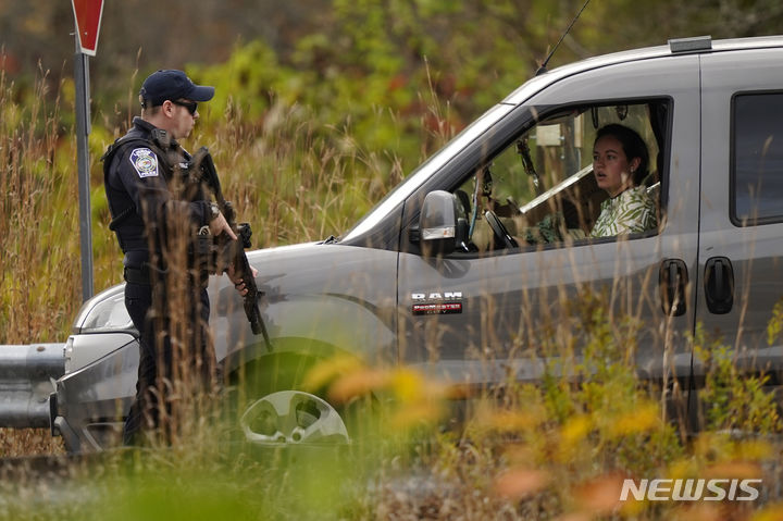 [리스본=AP/뉴시스] 경찰이 26일(현지시간) 미 메인주 리스본에서 루이스턴 총기 난사 사건 용의자를 검거하기 위해 검문검색을 하고 있다. 2023.10.27.