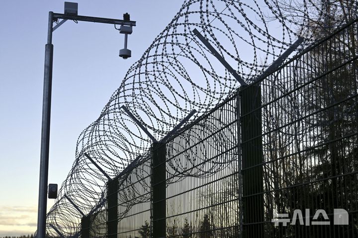 [이마트라=AP/뉴시스] 핀란드가 지난 7일(현지 시간) 러시아와의 국경 200㎞ 구간에 대한 장벽 설치를 완료했다. 핀란드는 러시아와 1340㎞에 달하는 국경을 접하고 있다. 사진은 2023년 10월 시범 구역에 설치된 장벽 모습. 2026.09.10.