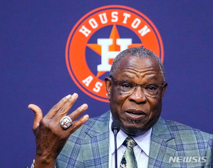 [휴스턴=AP/뉴시스] 더스티 베이커 휴스턴 애스트로스 감독이 2023년 10월27일(한국시간) 미국 텍사스주 휴스턴의 미닛메이드파크에서 은퇴 기자회견을 하고 있다. 2023.10.27