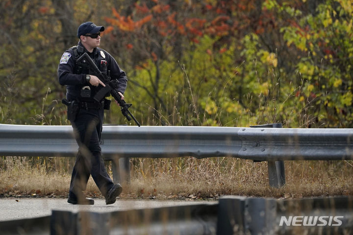 [리스본=AP/뉴시스] 경찰이 26일(현지시간) 미 메인주 리스본 인근에서 도주중인 루이스턴 총기 난사 사건 용의자를 검거하기 위해 수색하고 있다. 2023.10.27.