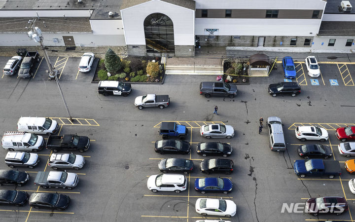 [루이스턴=AP/뉴시스] 미국 메인주 루이스턴에서 25일(현지시간) 총기 난사 사건이 발생해 최소 18명이 사망하고 13명이 부상을 입었다. 사진은 볼링장 전경. 2023.10.27.