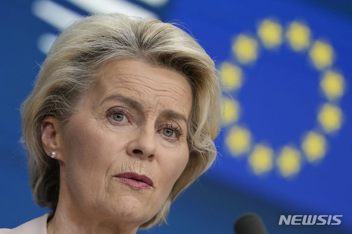 [브뤼셀=AP/뉴시스] 유럽연합(EU)이 최근 합의한 500억 유로(약 71조 4000억 원) 규모의 우크라이나 장기 지원기금 집행을 이르면 내달부터실시하겠다고 밝혔다. 사진은 우르줄라 폰데어라이엔 EU 집행위원장이 지난해 10월 27일 벨기에 브뤼셀에서 열린 EU 정상회의에서 기자회견을 열고 발언하고 있는 모습. 2024.02.07.