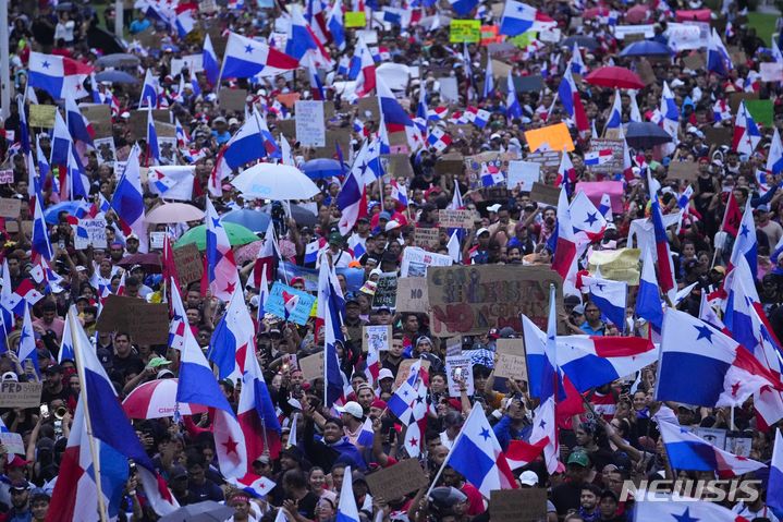 [파나마시티=AP/뉴시스] 26일(현지시각) 파나마 수도 파나마시티에서 시위대가 정부와 캐나다 광물회사 '퍼스트퀀텀 미네랄스'(FQM)의 '꼬브레 파나마' 구리 광산 조업 계약에 반대하고 있다. 시위대는 광산 개발이 환경에 미칠 영향을 우려하며 계약 철회를 외치고 있다. 지난 23일부터 본격화된 시위로 경찰과 충돌이 빚어지면서 파나마 주요 도로와 지하철 등이 폐쇄되고 학교 수업이 취소되기도 했다. 2023.10.27.