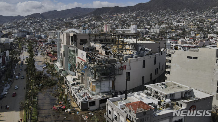 [아카풀코=AP/뉴시스] 전례 없는 초강력 폭풍 오티스가 멕시코의 휴양지 아카풀코를 강타해 최소 27명이 숨지고 4명이 실종됐다고 26일(현지시간) 미국 AP통신이 전했다. 사진은 폭풍 오티스로 인해 파손된 건물들의 모습. 2023.10.27.