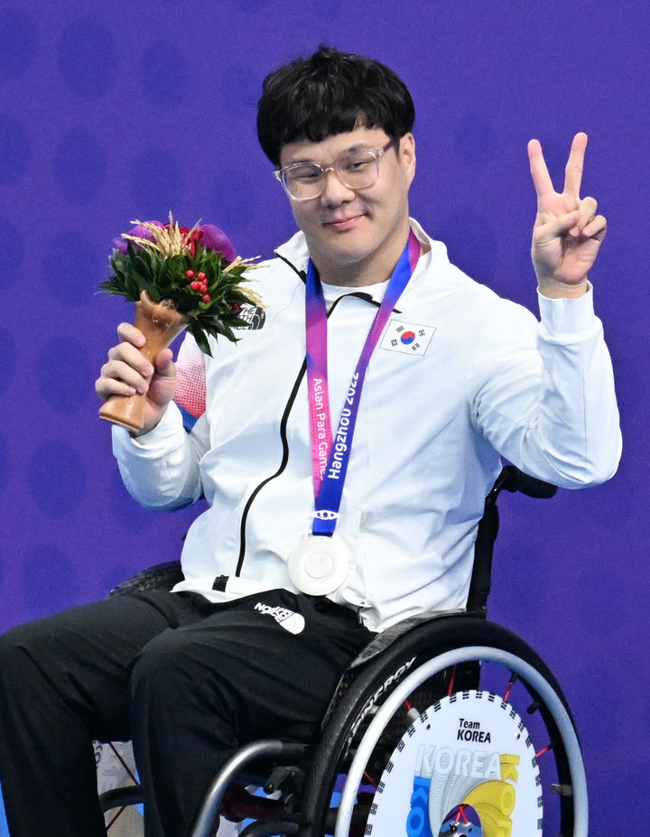 [서울=뉴시스] 조기성은 26일 중국 저장성 항저우의 올림픽 스포츠 센터 수영장에서 열린 2022 항저우 장애인아시안게임 남자 배영 100m 결선에서 49초98의 기록으로 터치패드를 찍어 은메달을 수확했다. (사진 = 대한장애인체육회 제공) *재판매 및 DB 금지