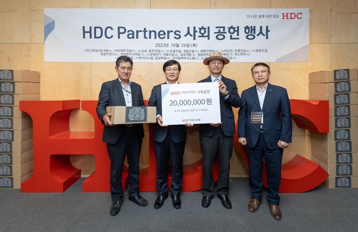 사진 왼쪽부터 세아건설 황기만 대표이사, 김회언 HDC현대산업개발 대표이사, 이경직 용산복지재단 사무국장, 조태제 HDC현대산업개발 건설본부장. (사진=HDC현대산업개발 제공) *재판매 및 DB 금지