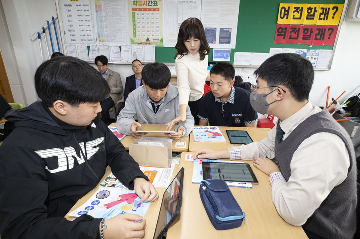 [서울=뉴시스] KT가 인공지능 활용자격 시험(AICE)을 정보 교과수업에 도입한 인천광역시의 상인천중학교와 'AICE 선도학교' 파트너십을 맺었다. (사진=KT 제공) *재판매 및 DB 금지