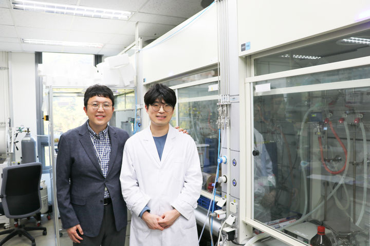 (왼쪽부터) DGIST 에너지공학과 최종민 교수, 김수관 석박사통합과정생 *재판매 및 DB 금지