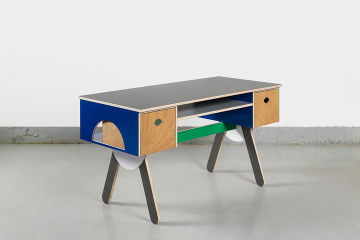 홍승혜, 〈오피스 데스크〉,2023,Formica birch plywood, stained lauan plywood130 x 60 x 70 cm Courtesy of the artist and Kukje Gallery사진: 안천호 이미지 제공: 국제갤러리 *재판매 및 DB 금지