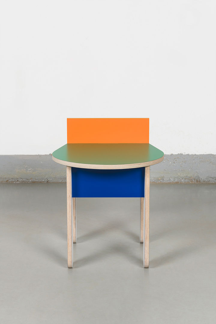 홍승혜, 〈백스툴〉2023 Formica birch plywood 40 x 40 x 49 cm Courtesy of the artist and Kukje Gallery 사진: 안천호&nbsp; 이미지 제공: 국제갤러리 *재판매 및 DB 금지