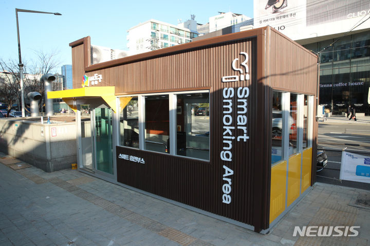 [서울=뉴시스]성동형 스마트 흡연부스.