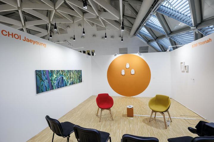 해외문화홍보원과 주헝가리 한국문화원이 중부유럽 최대 규모의 아트마켓인 '아트마켓 부다페스트'에 참가, 충북지역 작자들의 작품을 소개했다. 아트프로젝트 부스. (사진=주헝가리문화원 제공) photo@newsis.com *재판매 및 DB 금지