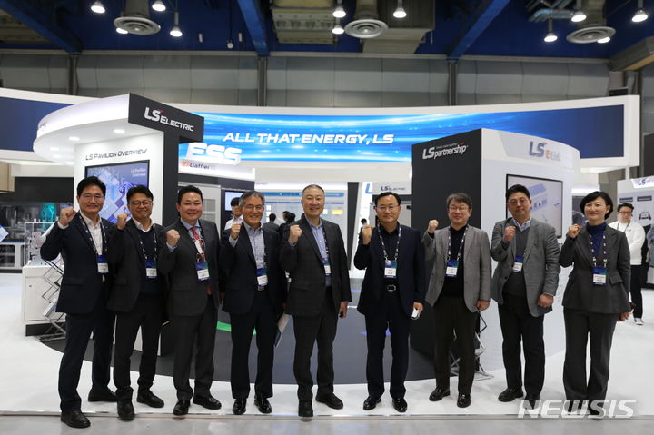 [서울=뉴시스]지난 3월 ‘인터배터리 2023’ 전시회에서 LS홍보관을 방문한 LS그룹 구자은 회장을 비롯한 경영진. 왼쪽 네 번째부터 LS MnM 도석구 부회장, LS그룹 구자은 회장, ㈜LS 명노현 부회장, 안원형 사장.(사진=LS MnM 제공)