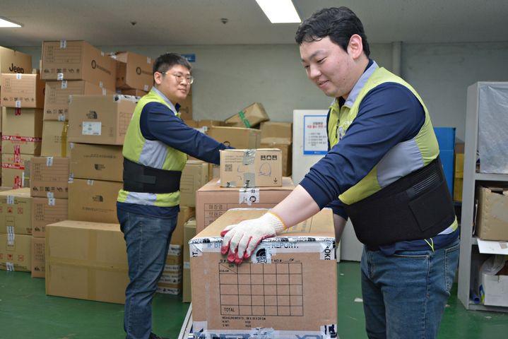 [대구=뉴시스] 대백프라자는 상품 하역장 등 박스 운반 작업이 많은 장소에서 근무하는 직원들에게 '허리 보호대'를 제공했다. (사진 = 대구백화점 제공) 2023.10.27. photo@newsis.com *재판매 및 DB 금지