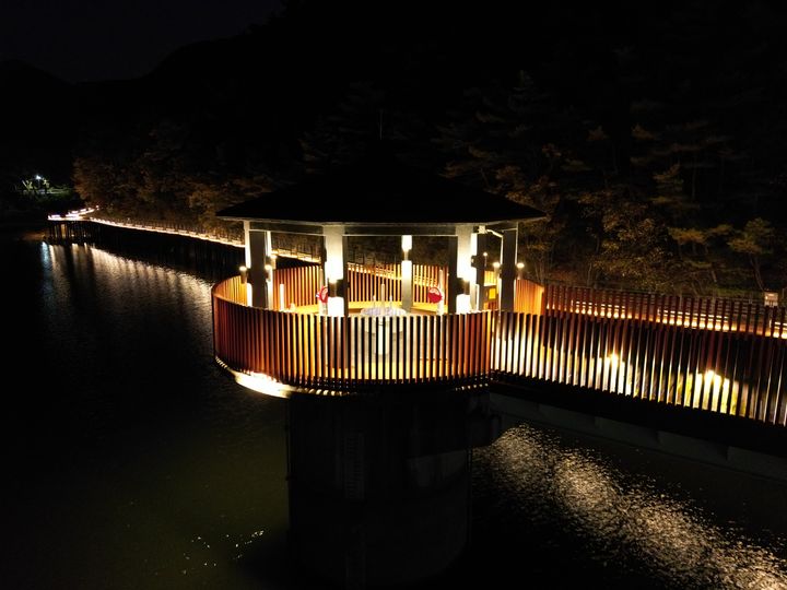 [대구=뉴시스] 자연환경을 최대한 보존하며 대구 수성구 내관지길이 데크로드로 새롭게 조성됐다. (사진 = 대구시 수성구 제공) 2023.10.27. photo@newsis.com *재판매 및 DB 금지