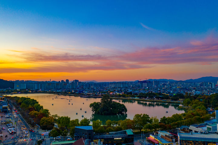 [대구=뉴시스] 대구시 수성구 두산동 수성못. (사진 = 대구시 수성구 제공) 2023.10.27. photo@newsis.com *재판매 및 DB 금지
