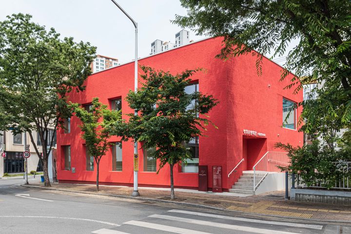 [대구=뉴시스] 범어천이 한눈에 내려다보이는 곳에 정호승문학관이 자리를 잡았다. 건물 외벽은 하천 바닥의 진흙을 연상케 하는 붉은 색을 입혔다. (사진 = 대구시 수성구 제공) 2023.10.27. photo@newsis.com *재판매 및 DB 금지