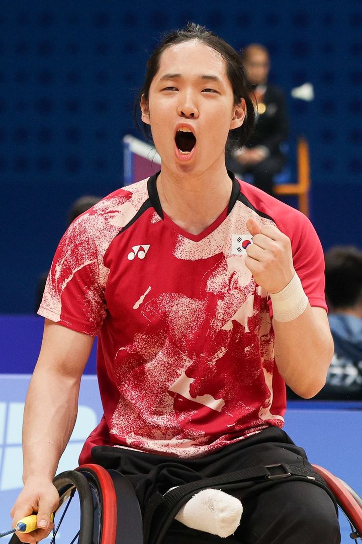 [서울=뉴시스] 유수영은 27일 중국 저장성 항저우의 빈장체육관에서 열린 2022 항저우 장애인아시안게임 배드민턴 남자 단식 결승에서 가지와라 다이키(일본)에 0-2(15-21 9-21)로 패배, 은메달을 땄다. (사진 = 대한장애인체육회 제공) *재판매 및 DB 금지