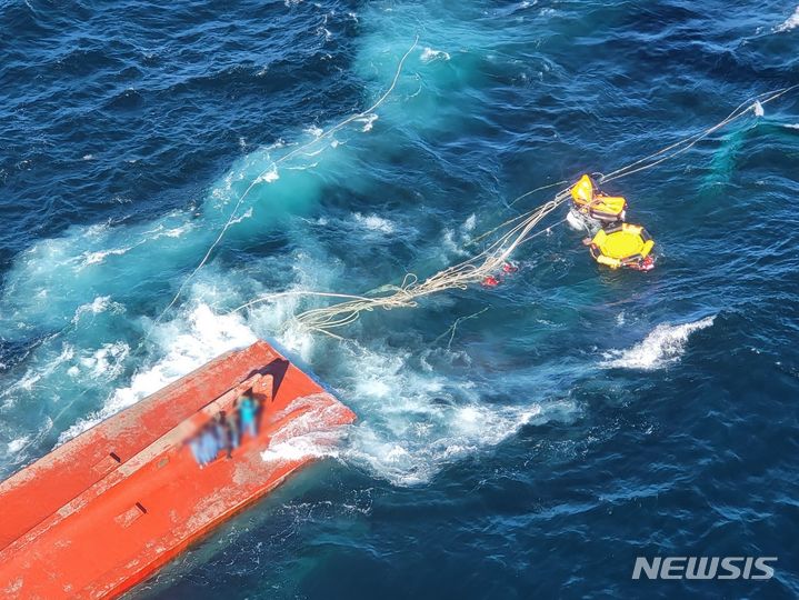 [제주=뉴시스] 오영재 기자 = 27일 오후 제주항 해상에서 승선원 7명이 탑승한 어선이 전복돼 해경이 구조에 나서고 있다. (사진=제주지방해양경찰청 제공) 2023.10.27. photo@newsis.com