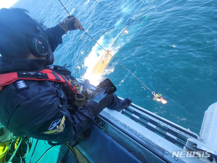 [제주=뉴시스] 오영재 기자 = 27일 오후 제주항 해상에서 어선 전복 사고가 발생해 해경이 헬기 등을 투입해 선원 구조에 나서고 있다. (사진=제주지방해양경찰청) 2023.10.27. photo@newsis.com