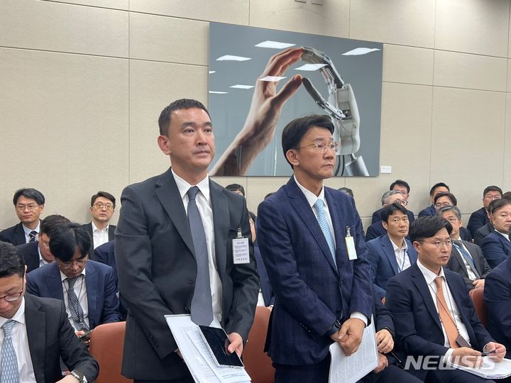 [서울=뉴시스] 27일 국회 과학기술정보방송통신위원회에 참고인으로 출석한 김지형 SK텔레콤 부사장(왼쪽)과 강봉구 삼성전자 부사장. (사진=심지혜 기자)