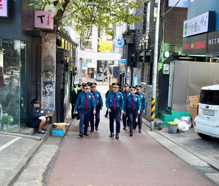 [서울=뉴시스]윤희근 경찰청장이 27일 오후 서울 마포구 홍대 인근 현장 점검을 진행하고 있다.(사진=경찰청 제공) *재판매 및 DB 금지