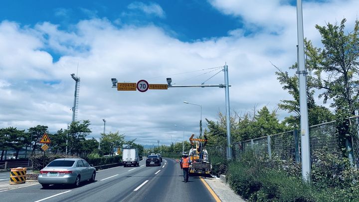 [울산=뉴시스]울산경찰청이 북구 아산로 자동차 선적장 앞에서 명촌교 북단까지 약 3.8km 구간에 과속차량 구간단속 카메라를 설치해 다음달 1일부터 본격적인 운용에 들어간다. (사진=울산경찰청 제공) photo@newsis.com *재판매 및 DB 금지