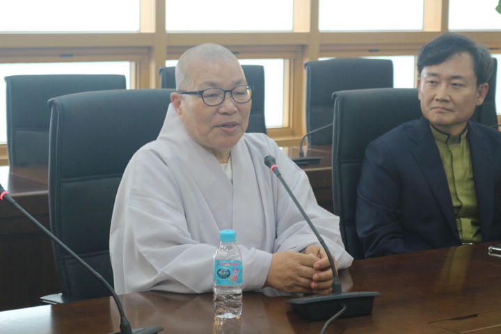 [서울=뉴시스] 26일 서울 동작구 흑석동 원불교소태산 기념관에서 진행된 인터뷰에 참석한 기독교 연합 대표 이상억 목사, (왼쪽에서 두번째부터) 대한불교조계종 포교연구실 사무국장 혜안 스님, 원불교 수위단회 사무처장 박세훈 교무 (사진=온국민마음건강을위한전문상담사단체협의회 제공) 2023.10.27, photo@newsis.com *재판매 및 DB 금지