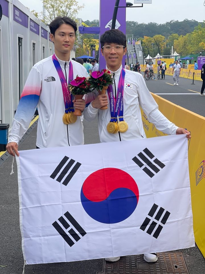 [서울=뉴시스] 2022 항저우 장애인아시안게임 3관왕에 오른 김정빈과 윤중헌. (사진 = 대한장애인체육회 제공) *재판매 및 DB 금지