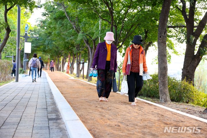 [서울=뉴시스] 안양천 황톳길.