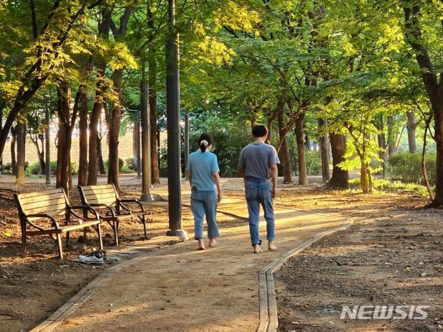 [서울=뉴시스]반포근린공원에 마련된 맨발길.