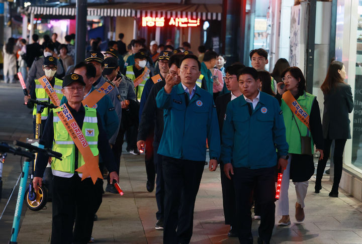 [서울=뉴시스]조성명 강남구청장 등이 핼러윈에 대비해 다중밀집지역을 점검하고 있다.(사진=강남구 제공) *재판매 및 DB 금지