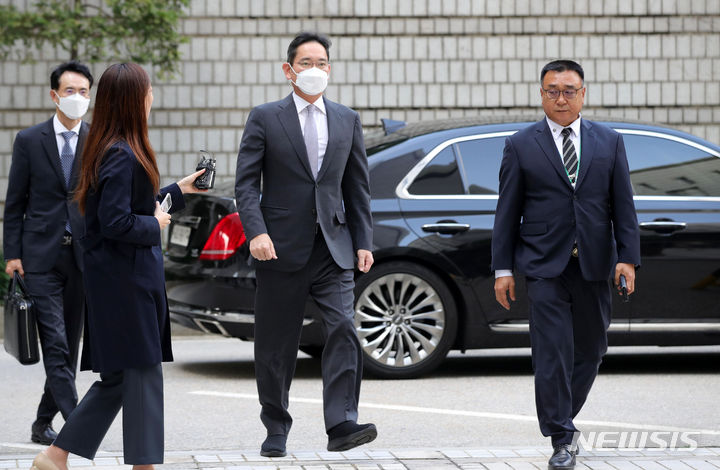 [서울=뉴시스] 홍효식 기자 = 이재용 삼성전자 회장이 27일 서울 서초구 서울중앙지법에서 열린 '삼성 부당합병 의혹' 속행 공판에 출석하고 있다. 2023.10.27. yesphoto@newsis.com