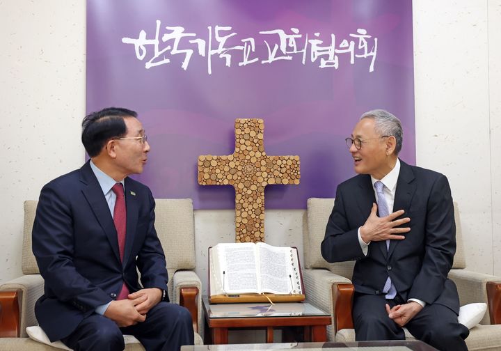 [서울=뉴시스] 유인촌 문화체육관광부 장관이 27일 서울 종로구 한국기독교교회협의회(NCCK)를 방문해 김종생 한국기독교교회협의회(NCCK) 총무를 예방하고 있다. (사진=문화체육관광부 제공) 2023.10.27. photo@newsis.com *재판매 및 DB 금지