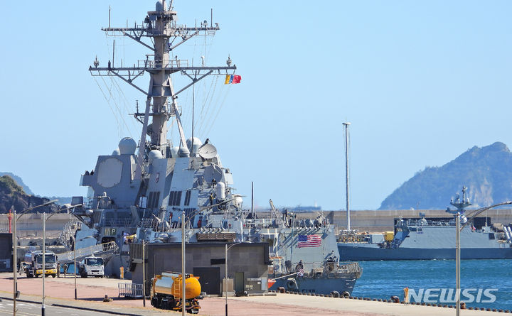 [서귀포=뉴시스] 우장호 기자 = 27일 오후 제주 서귀포시 강정동 제주해군기지에 미 해군 7함대 소속 이지스 구축함 '존 핀'(DDG-113)이 정박해 있다. '존 핀'은 2020년 11월 서태평양에서 북한의 대륙간탄도미사일(ICBM)을 가정한 발사체를 요격하는 시험에 성공한 것으로 알려져 있다. 2023.10.27. woo1223@newsis.com